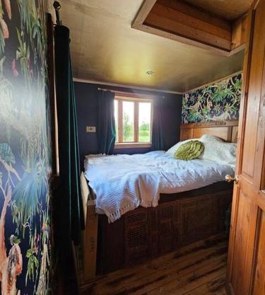 Offgrid showmans caravan at Aldersroot