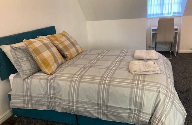 Ogden- Delightful 4 Bed House, Sleep 8 Short and Long Stay