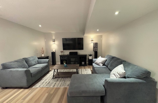 Okanagan Oasis Basement suite w/pool & putting green.