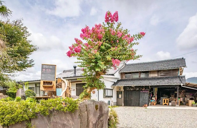 Old private house with pickup Old private house/Ebino Miyazaki