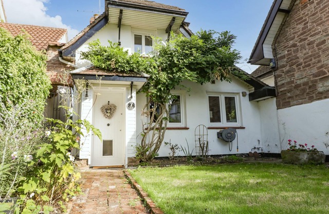 OLD PUMP COTTAGE, pet friendly, character holiday cottage in Wilton