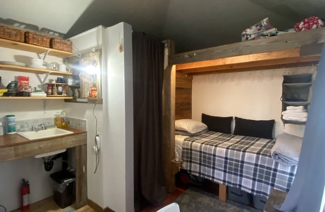Old Town Tiny Studio Cottage near Pacific University and Wine Country