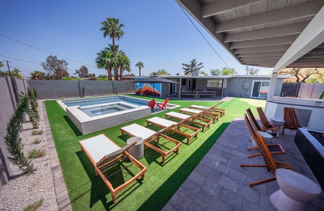 Old Town Villa - FREE Heated Pool, Hot Tub, Fire Pit, Putting Green, BBQ