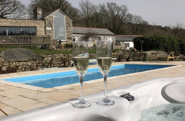 Old Windmill Cottage & Barn with heated outdoor pool and hot tub. Near Fowey