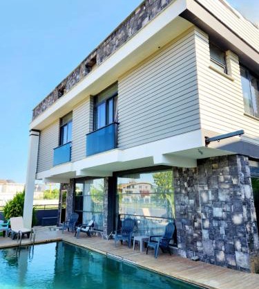 OLDSKOOL TOWN HOUSES 15 minutes walk to LARA beach