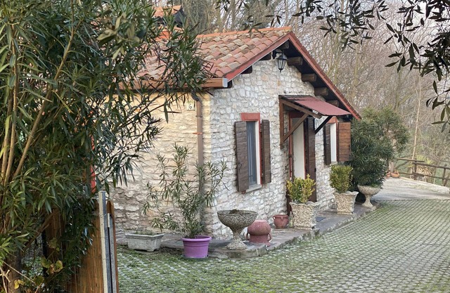 'Olive Grove House' chalet with private terrace and Wi-Fi