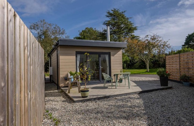 Olverstone Lodge, a beautiful Cornish lodge with wood burner & garden