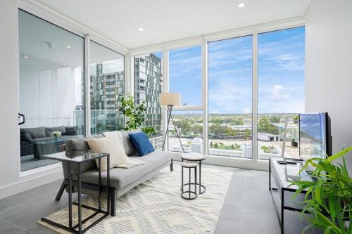 Olympic Park modern apt near train shops with pool