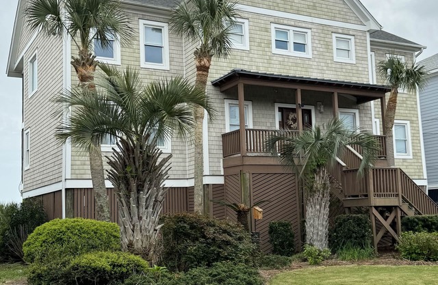 ON THE BEACH with PANO VIEWS and an ELEVATOR (LIC #: 5-21-255074)