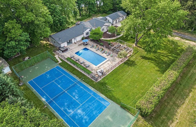 On the Water, private Pool, large Hot tub, Kayaks, sleeps 16, escape to Michigan