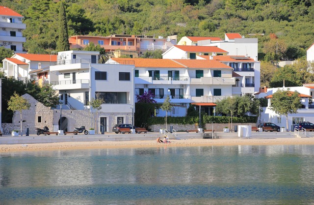 One bedroom apartment near beach Igrane, Makarska (A-6653-c)