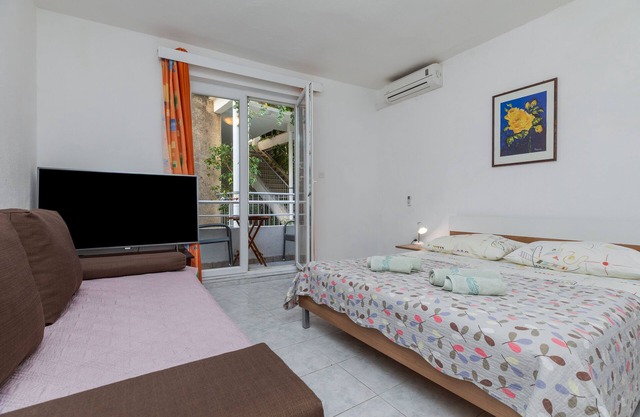 One bedroom apartment near beach Igrane, Makarska (A-23620-a)