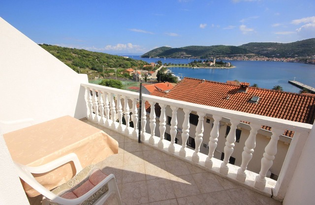 One bedroom apartment with terrace and sea view Vis (A-8531-b)