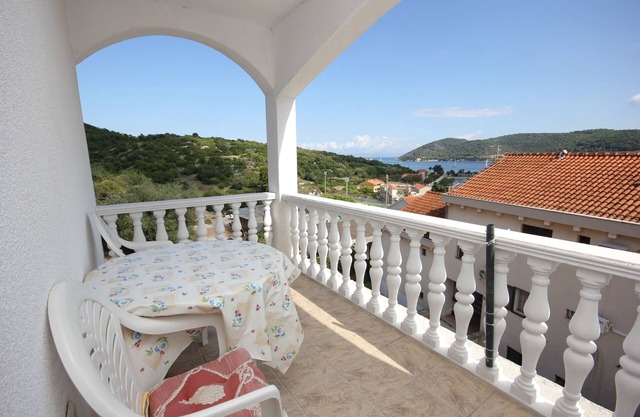 One bedroom apartment with terrace and sea view Vis (A-8531-e)