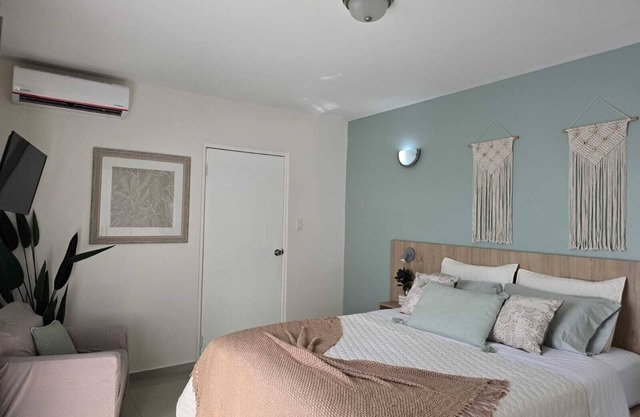 One Bedroom vacation apartment Aruba, pool, walking distance to Eagle Beach!