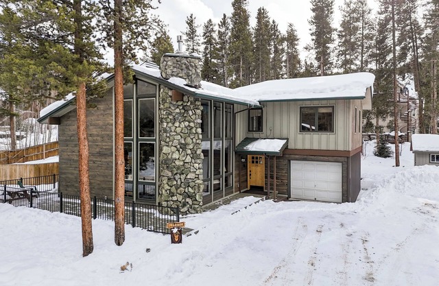 One mile to town/gondola, free shuttle route, 3 King beds