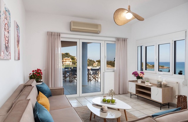 One step from the beach with breathtaking sea view and free parking