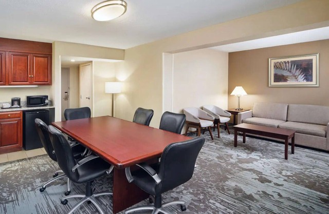 Onsite Pool, FREE Parking! Minutes to Rocky Mount City Lake, Southern Comfort!