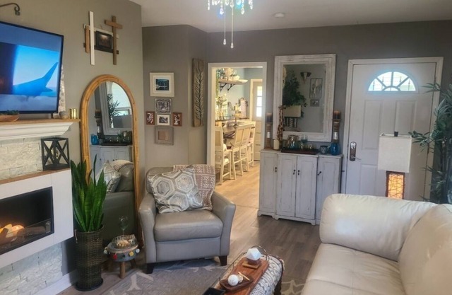 Onyx Oasis I w/Pool, firepit. Close to Washburn U,nexterior security cameras.