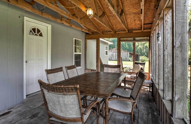Ooltewah Cabin w/Grill, Pool Table & Porch!