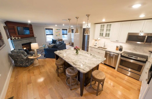 Open Concept w/Fireplace, 5 min to Mansions