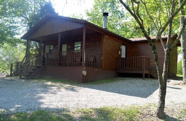 Optimum Cabin 12 with Jacuzzi and HOT TUB on Patoka Lake in Southern Indiana