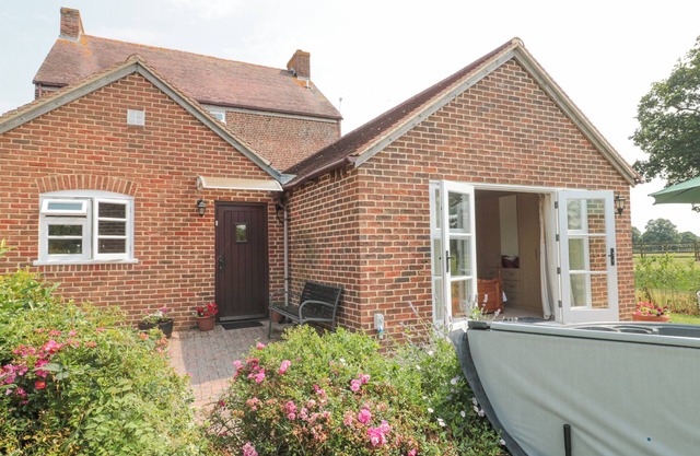 ORCHARD VIEW, family friendly, with hot tub in Hartpury