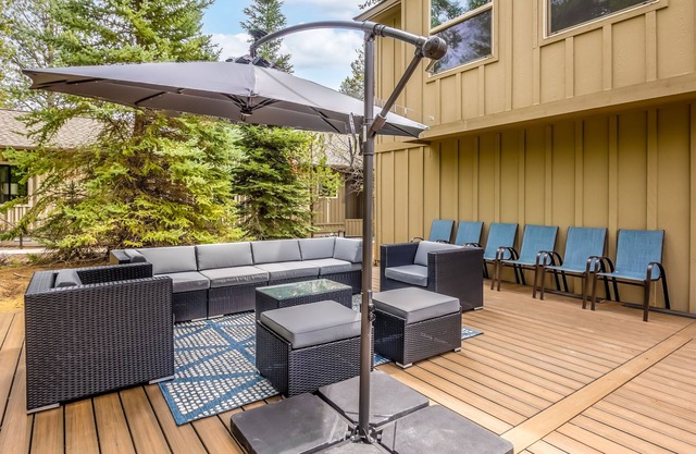 OREG11 - Lodge-Style Home, 2 King Suites, A/C, Games, Hot Tub