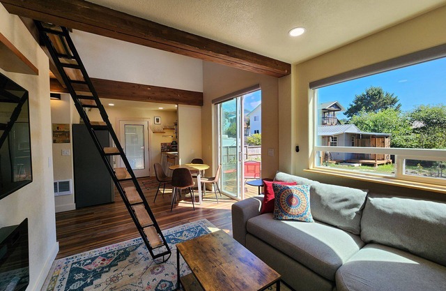 Oregon Coast Container Home, Dog Friendly! Sleeps 4!