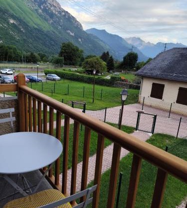 Ossau T2 5 personnes tt confort climatisation piscine linge de maison inclus moustiquaires vue montagne plein sud