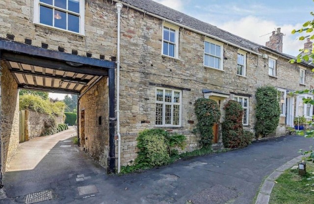 Ostlers - beautiful former Coaching Inn with parking and late Sunday checkout.