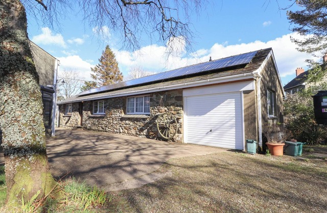OTTER COTTAGE, family friendly, with a garden in Dinas Cross