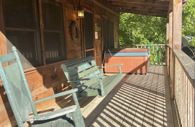 Otter Riverfront cabin, great mountain views with Hot tub,Wifi/Cable