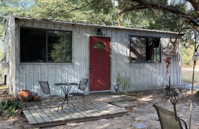 Out in the country! Tranquil cabin in Leon County. Cute converted Goat Shed!