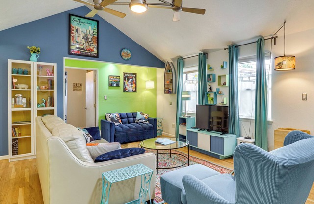 Outdoor Bar & Large Pool: Retro ABQ Retreat!