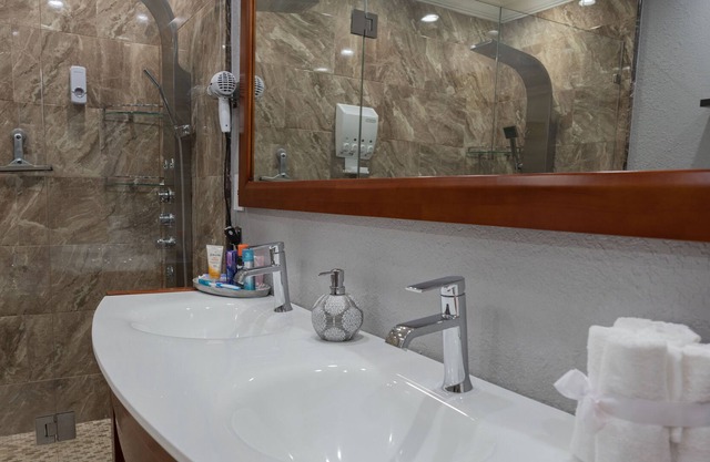 Outside Lovers!3bedr/4bath, completely fence