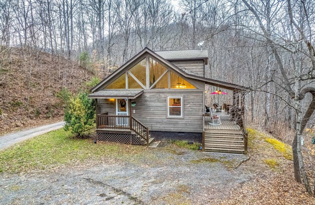 Outstanding mountain home with firepit, fast WiFi, furnished deck, views & grill