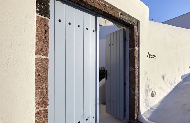 Overlooking Santorini’s iconic caldera from the side of Pyrgos Village hilltop!