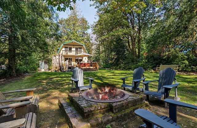 Owl Be Back Spacious, peaceful, private riverfront