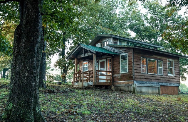 OZARK GEM near Devil’s Den State Park and Fayetteville