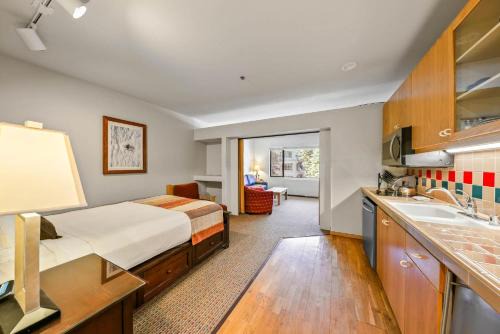 Palisades Tahoe Lodge Rentals Studio #246