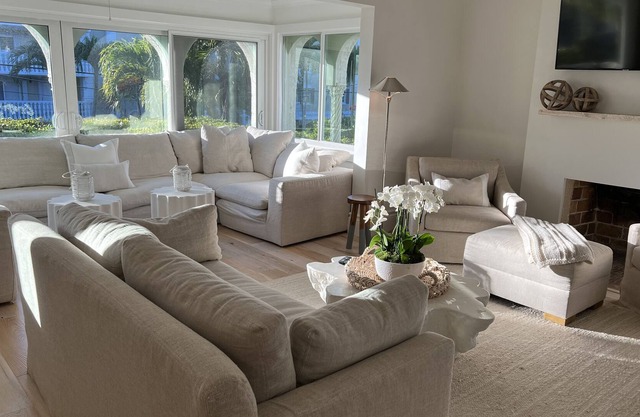 PALM BEACH - IN TOWN 2 Bedroom 2 Bath Gem!