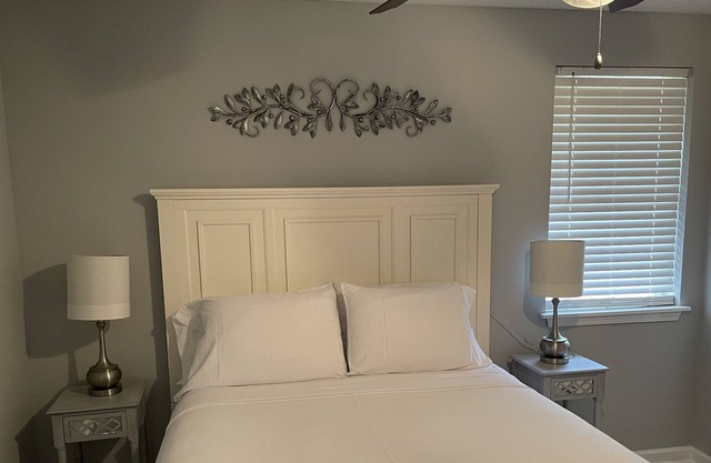 Palm Cottage- Cheerful 3 Bedroom near Gulf Shores. Located near many attractions