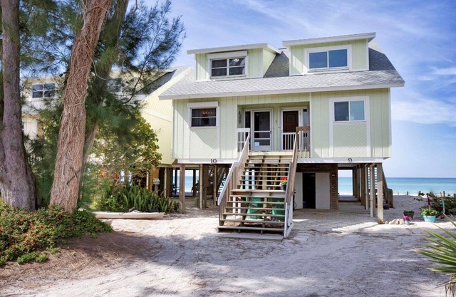 Palm Island Beachfront ! Live on the beach!