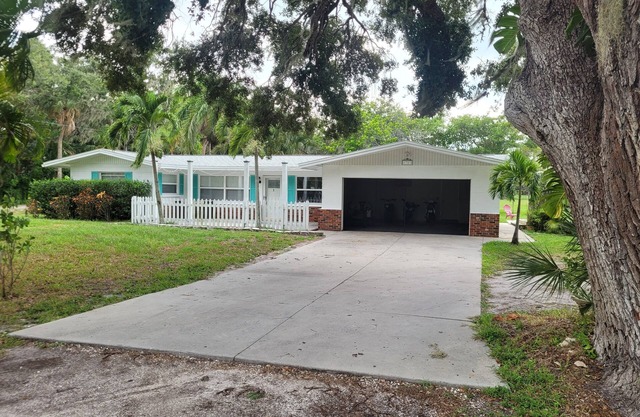 Palm tree paradise home between St Petersburg and Sarasota. Near gulf beaches!