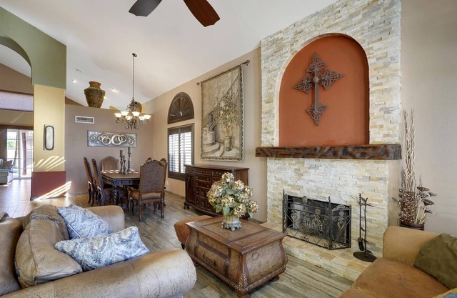 PALMVALLEY - MINUTES TO GOODYEAR & CAMELBACK BALL PARKS/4BRM/HEATED POOL/HOT TUB