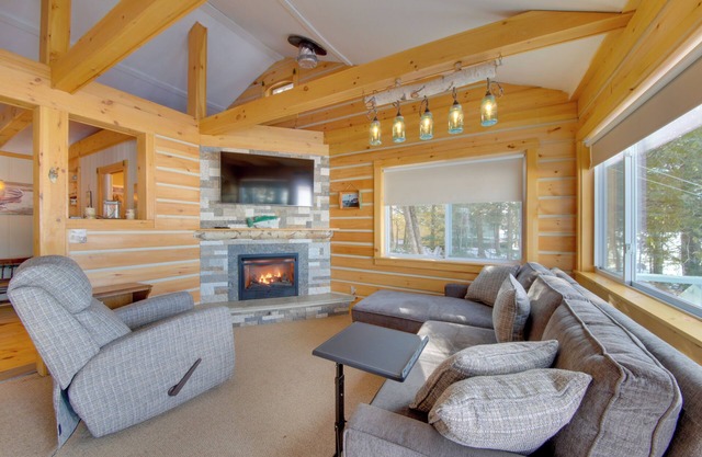 Palmyra Cottage w/Deck on Whites Pond!