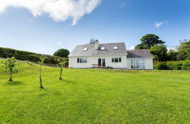 Pant yr Afallen - a coastal that sleeps 10 guests in 4 bedrooms