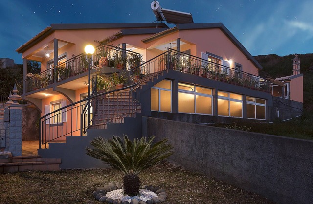 Paradise House Calheta. Whole house with 3 bedrooms, 1 km from calheta beach