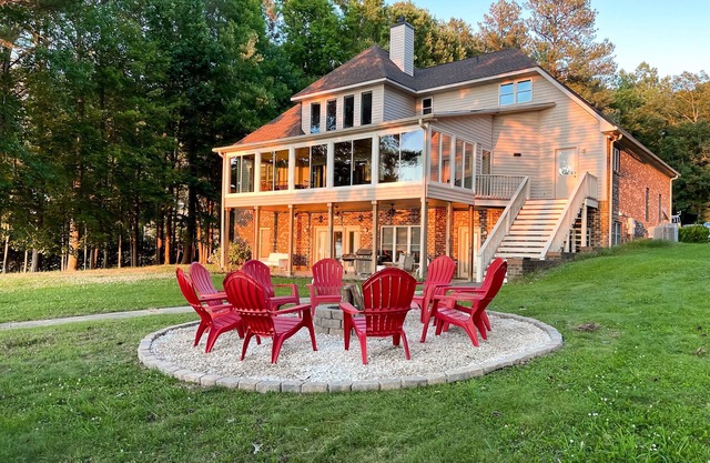 💥PARADISE POINTE: 2 Floors, 4 BDR, 7 Beds, Guests, PET FRIENDLY 🥇